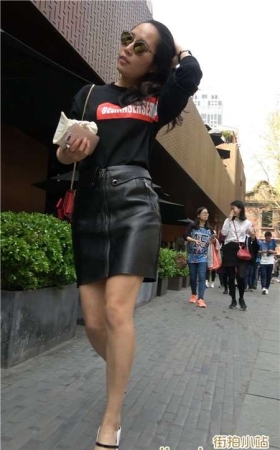 4K白色尖嘴高跟包臀皮裙墨镜街拍大美女 [1.08 GB]