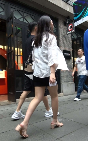 4K - 街拍短裙白衬衫美女姐姐 [2.95 GB/MP4]