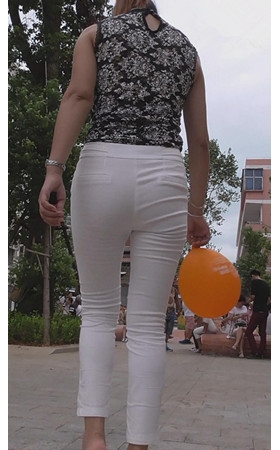 紧身白裤美眉