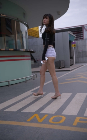 一只麋鹿摄影作品 白色热裤美女