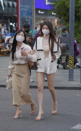 热裤美腿小姐姐