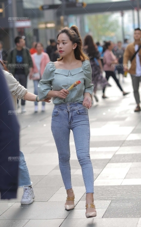 紧牛小姐姐 [17P]