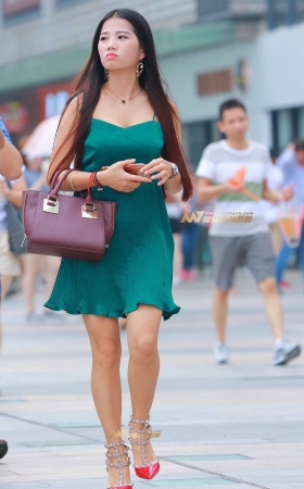 性感丰满  吊带裙 美女 [10P]