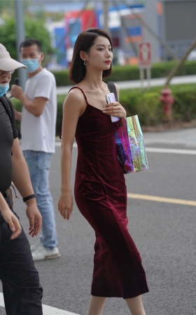清秀红长裙