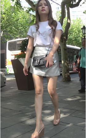银色皮裙裸腿小姐姐