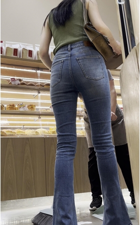 高挑的牛仔美女