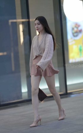可爱的粉色短裙小姐姐 【图片➕视频】<font color=red> [10P]</font>