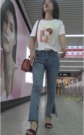 漂亮的牛仔短发小姐姐