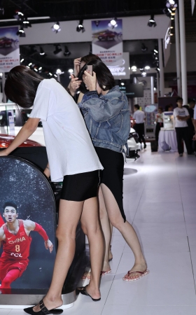 两个美腿美女玩篮球