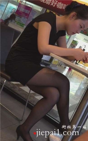 隔壁坐着这么漂亮的黑丝高跟短裙美眉，哪有不摄的道理。