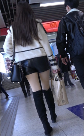 漂亮的黑色皮裤美女
