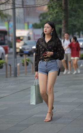 热裤高挑美眉
