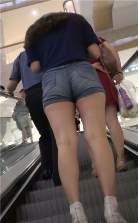 4k-深蓝T恤衫热裤肉臀街拍美腿 [0.98 GB]