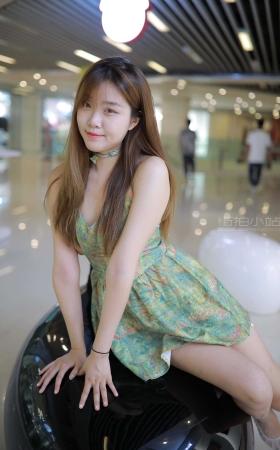 绿色小花裙女孩 【图片➕视频】<font color=red> [10P]</font>