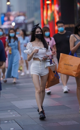 白色热裤女孩