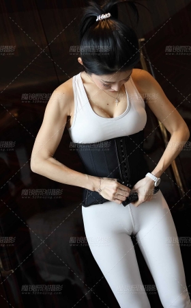 灰色紧身瑜伽裤美女