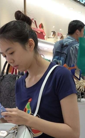 4K - 妹子一双嫩足保持得相当白净 [926 MB/MP4]