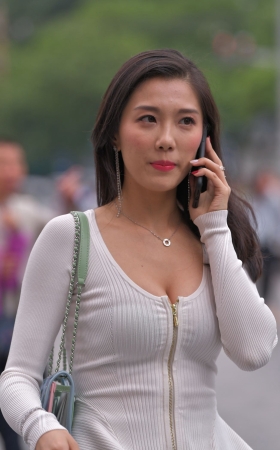 走路带风的女人