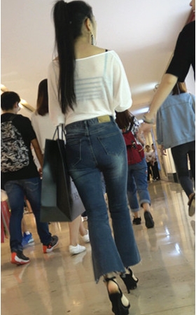 两组紧身牛仔裤妹子