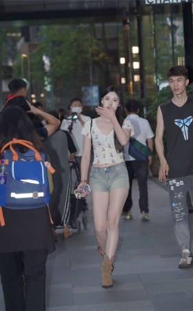 牛仔短裤长发妹