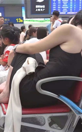 候车室的两位美女太累了 睡了一会