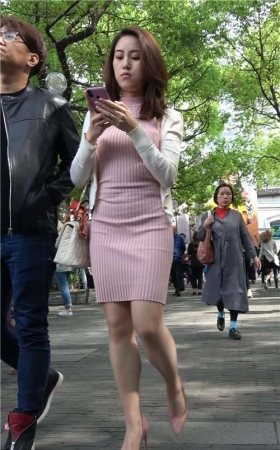 4K - 性感粉色短裙好身材气质街拍高跟美女 [1.55 GB/MP4]