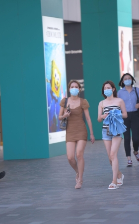 连体包臀裙小姐姐