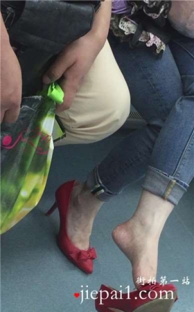 红色尖嘴小高跟紧身蓝牛美眉，这双美足为何满是老茧。