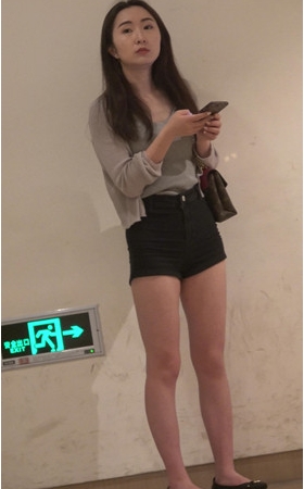黑色牛仔热裤妹子