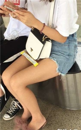 街拍青春漂亮无敌美女，腿玩年类型