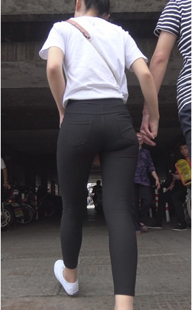 黑色紧身裤翘屯妹子