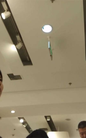 等闺蜜买鞋的短丝挑鞋美女