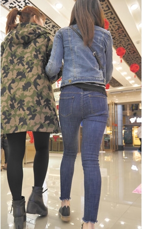 牛仔套装小妹