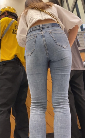 黄发牛仔紧身裤小姐姐