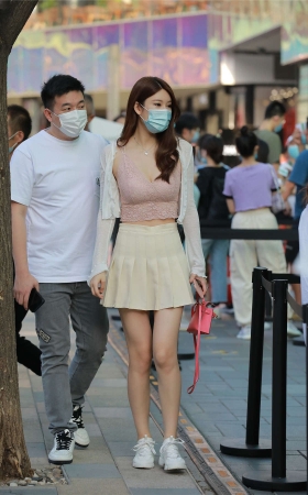 白色短裙吊带美胸