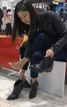 光脚穿鞋子的小姐姐