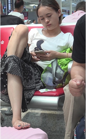 带孩子的美腿美妇
