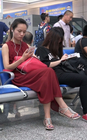 红裙MM戴耳机看手机