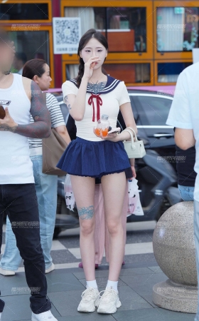 长腿美眉 [18P]