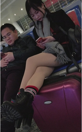 玩手机的漂亮小姐姐