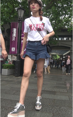 戴着帽子的裤裙美女