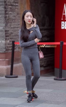娇小玲珑紧身裤美女 [18P]