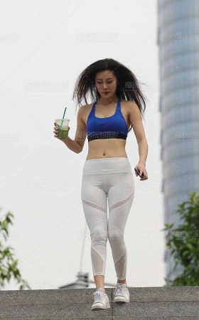 白色紧身瑜伽裤美女