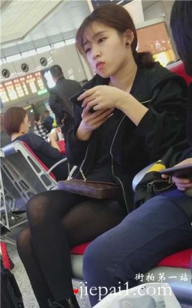4k-候车室偶遇黑丝小萝莉美女，性感长腿颜值高。