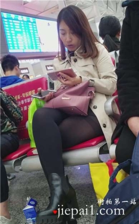 4k-高铁站候车室偶遇长腿黑丝甜美MM