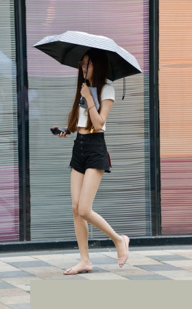 打伞肉丝袜长腿妹子3A1335[102M]