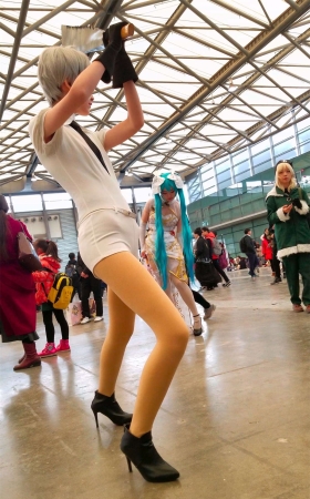 短裤长腿高跟丝袜cosplay的美少女