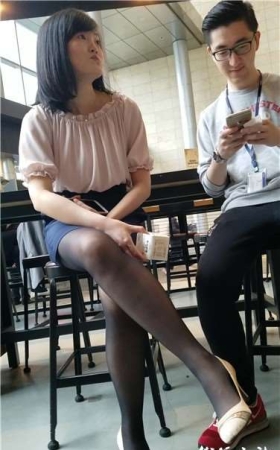 4k超清，粉衣黑丝袜美眉