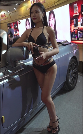 漂亮的黑色比基尼美眉