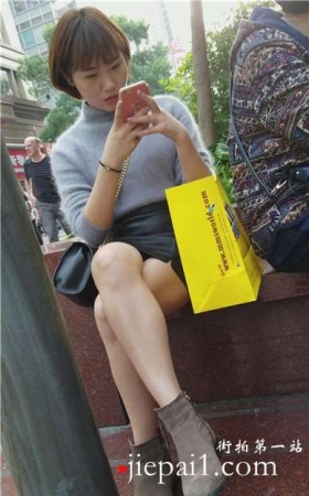 4k-花坛边玩手机的短发女孩，换个角度继续拍。